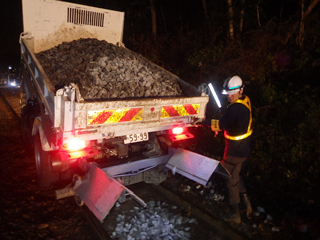 軌陸ダンプ砕石散布