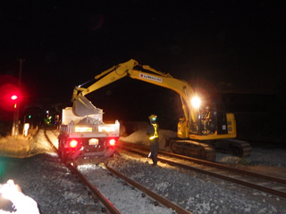 砕石積込(軌陸ダンプ)