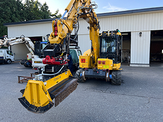 軌陸バックホー雑木伐採